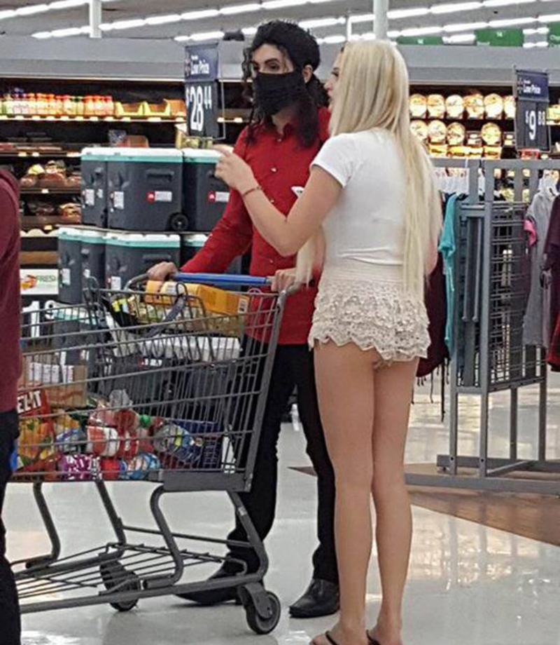 You Wont Believe What These People Are Wearing to the Grocery Shop photo