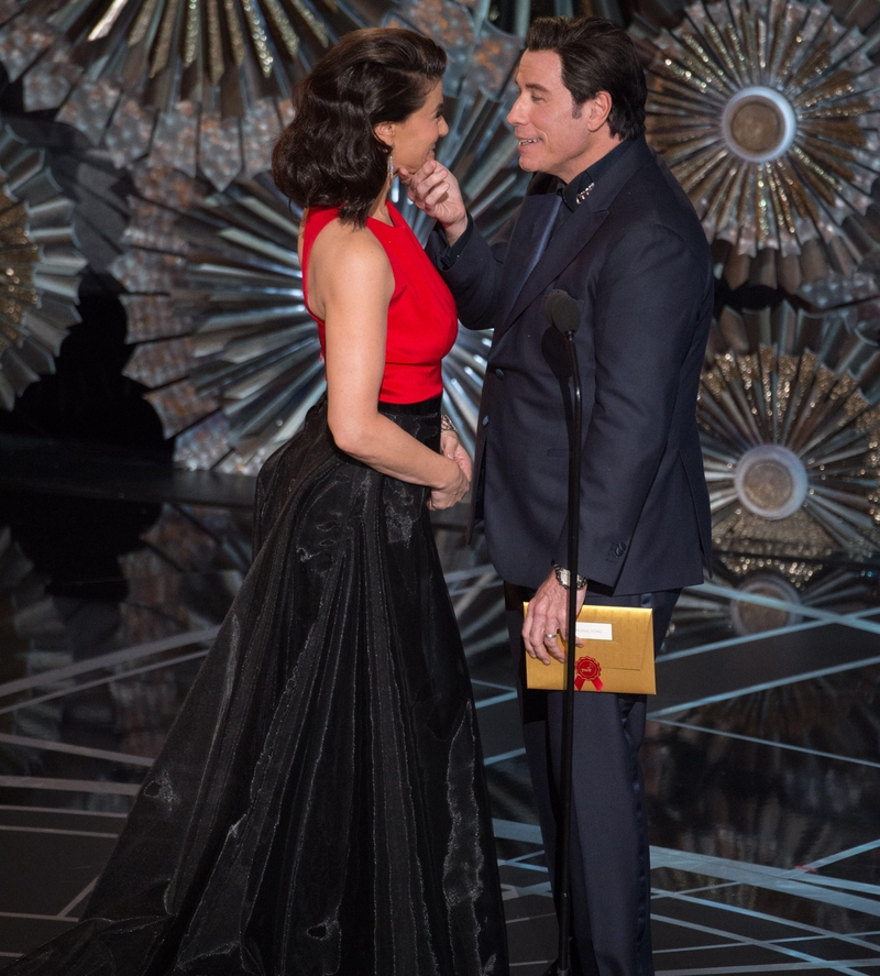 John Travolta Intrudes on Idina Menzel’s Personal Space | Alamy Stock Photo by PictureLux / The Hollywood Archive 