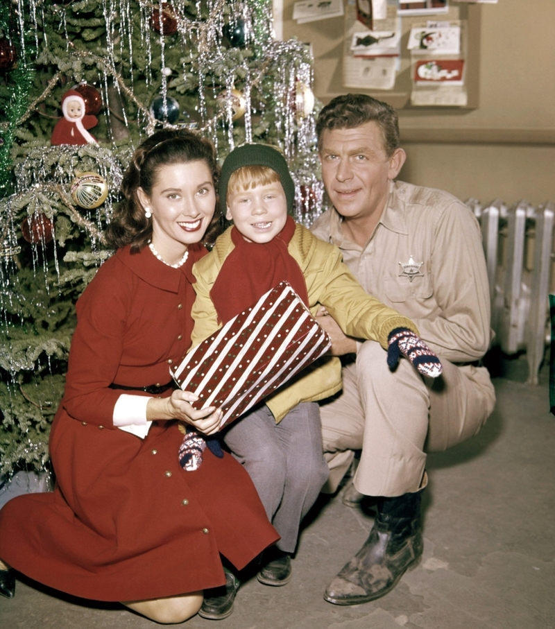 Elinor Donahue, Ron Howard and Andy Griffith, Posing for a Holiday Publicity Photo for “The Andy Griffith Show”, 1960 | Alamy Stock Photo by Courtesy Everett Collection