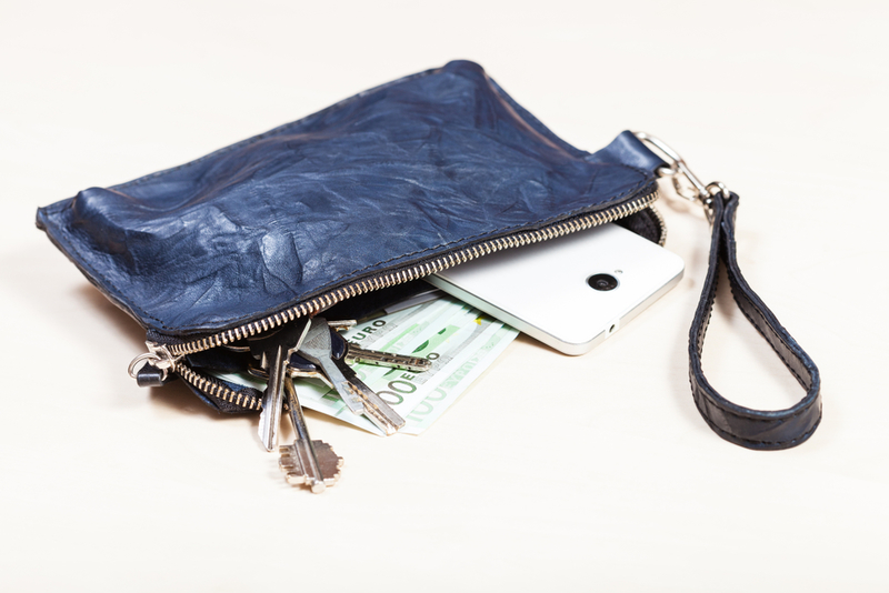Lleva una bolsa pequeña | Shutterstock Photo by vvoe