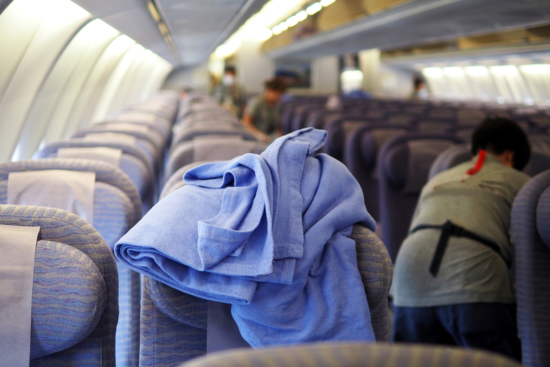 Mantente alejado de las mantas de avión | Shutterstock Photo by litabit
