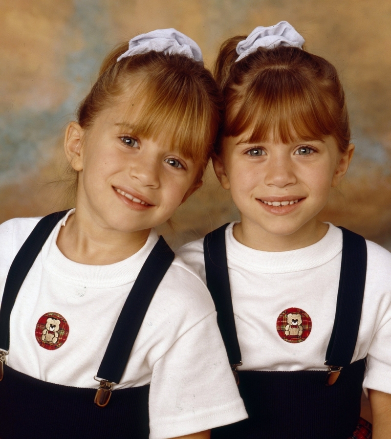 Las gemelas tuvieron que usar dentaduras postizas | MovieStillsDB Photo by MoviePics1001/production studio