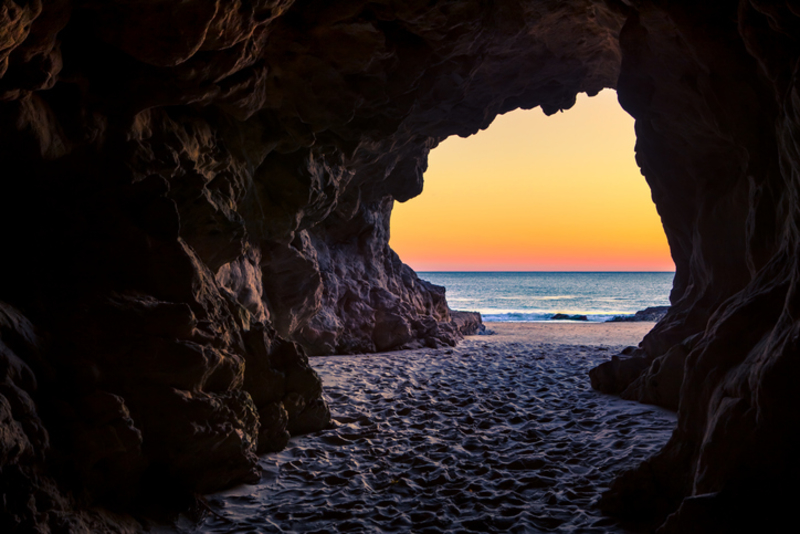 Nunca permanezcas en una cueva durante la luna llena o nueva | Getty Images Photo by Gary Kavanagh
