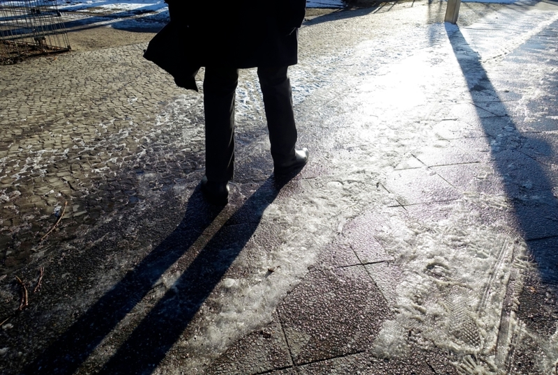El pavimento brillante es un peligro en invierno | Alamy Stock Photo by Sibylle A. Möller
