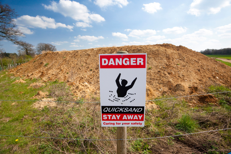 No hay advertencia para las arenas movedizas, pero se puede salir de ellas | Alamy Stock Photo by David J. Green
