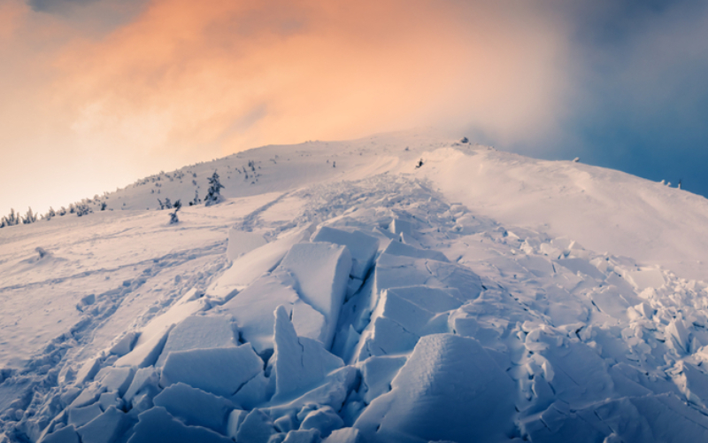 La nieve agrietada puede significar una avalancha inminente | Shutterstock