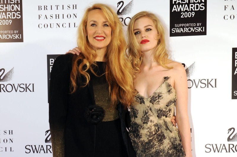 Jerry Hall und Georgia May Jagger | Alamy Stock Photo by Fiona Hanson/PA Images 