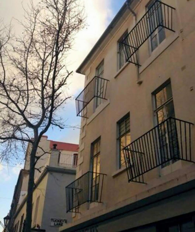 Minimalist balcony done Wrong | Twitter/@FranOLeary