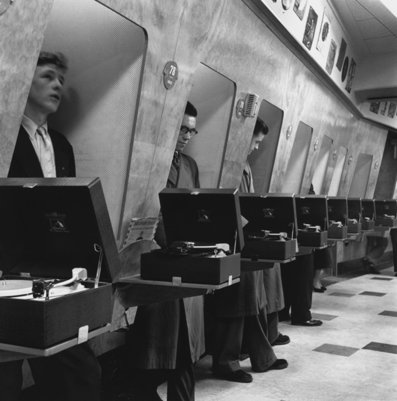 La cabina de escucha de 1955 | Getty Images Photo by John Drysdale/Keystone Features/Hulton Archive