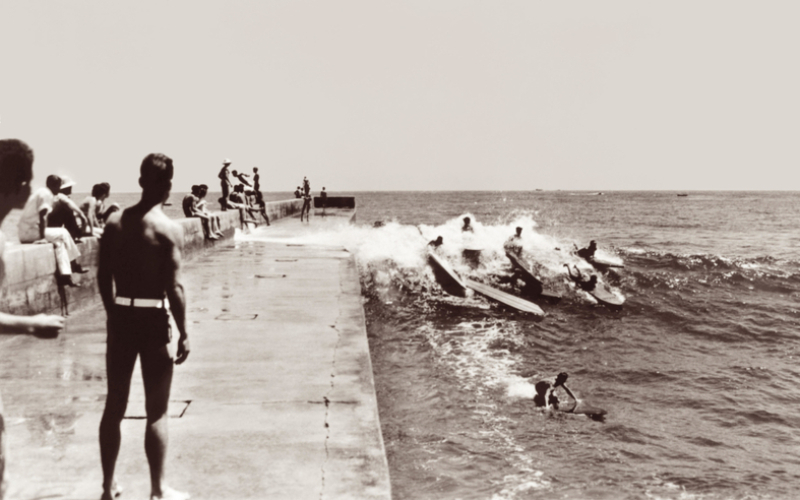 El surf llega a California, 1938 | Alamy Stock Photo by Alpha Historica 