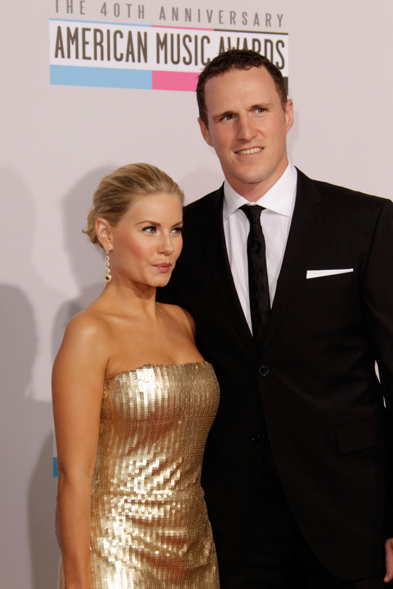 Dion Phaneuf y Elisha Cuthbert | Getty Images Photo by Jeff Vespa/WireImage