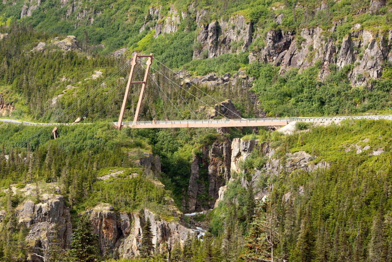 Puente del capitán William Moore, Alaska | Alamy Stock Photo by Stefan Wackerhagen/imageBROKER.com GmbH & Co. KG