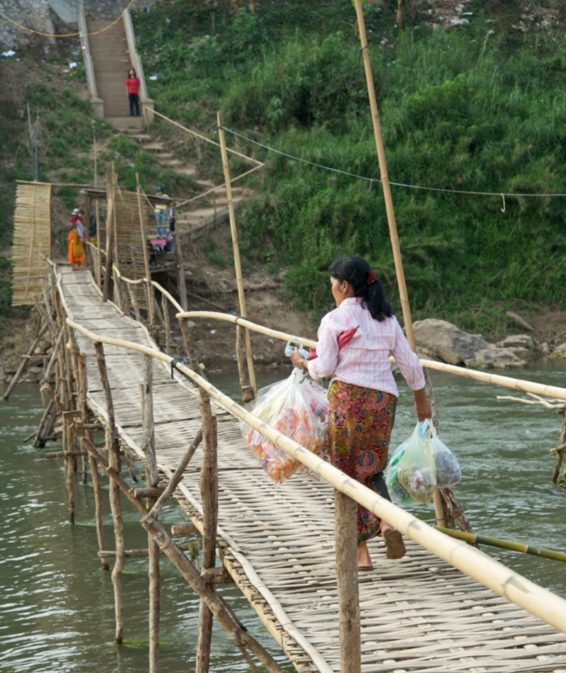 Puente de bambú sobre el río Mekong, China | Alamy Stock Photo by Malcolm McDougall Photography 