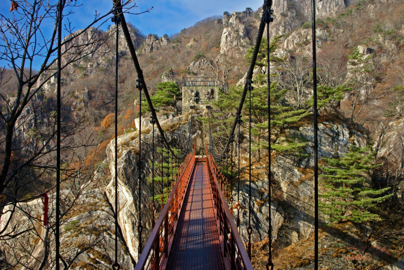 Puente en suspensión de la montaña Daedunsan, Corea del Sur | Alamy Stock Photo by Michele Burgess 