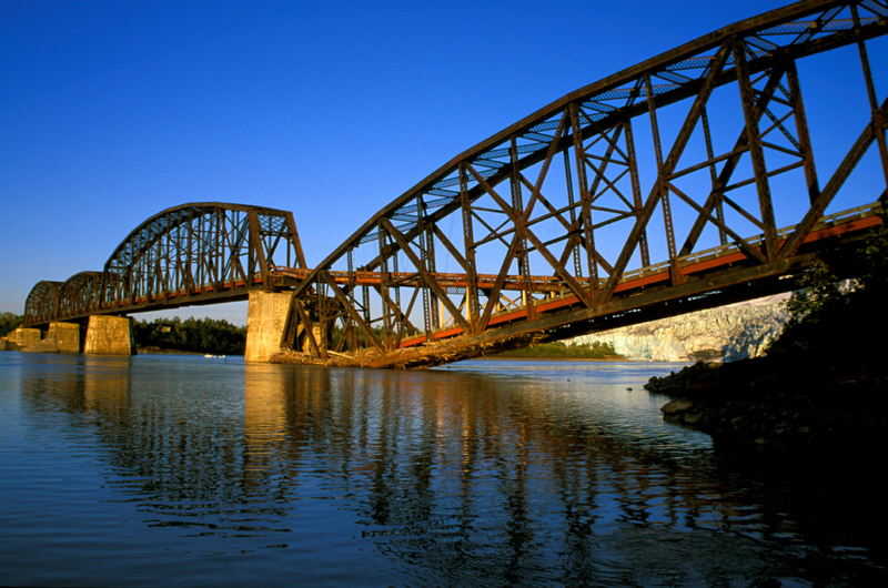 Puente del río Lakina, Estados Unidos | Alamy Stock Photo by Ron Niebrugge