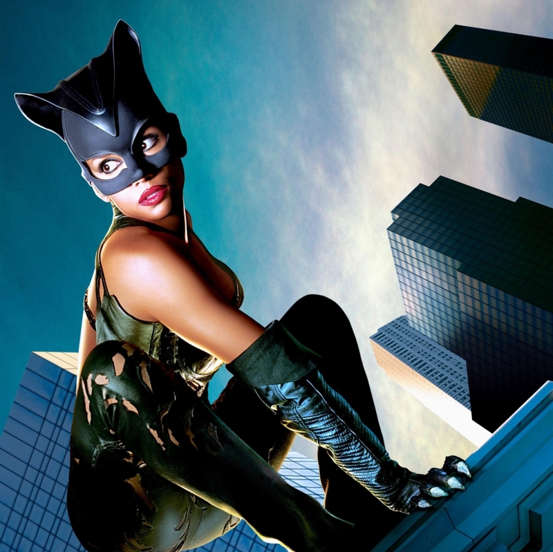 Halle Berry as Catwoman in Catwoman | Alamy Stock Photo
