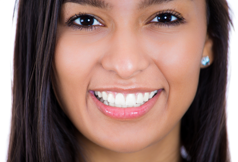 Tienes los dientes blancos y perfectamente alineados | Shutterstock Photo by pathdoc