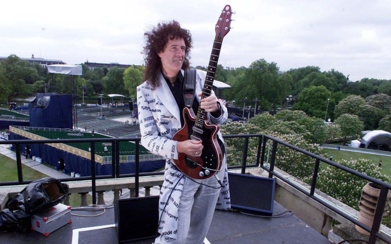 Brian May Performs on the Roof of Buckingham Palace | Getty Images Photo by SEAN DEMPSEY/POOL WPA/AFP