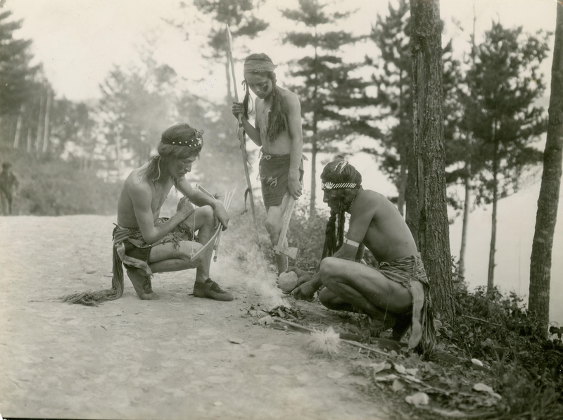 Ojibwe-Jäger bringen ein Opfer | Alamy Stock Photo by Penta Springs Limited/Artokoloro
