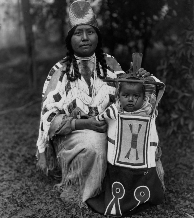Cayuse-Mutter und Kind | Getty Images Photo by Edward S. Curtis/Library of Congress/Corbis