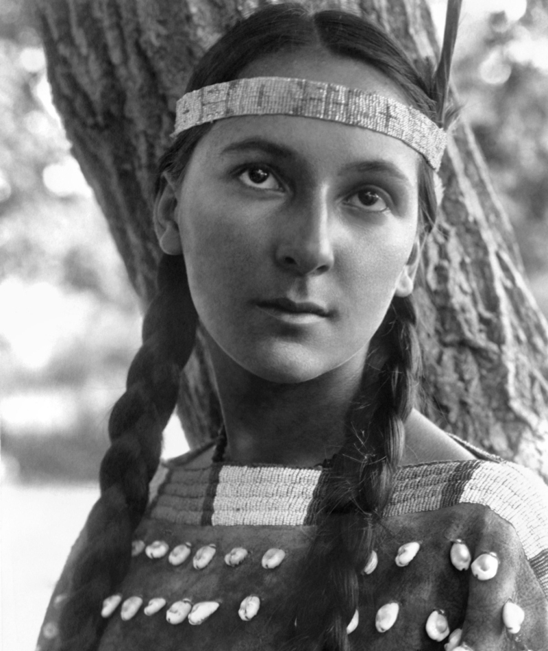 Junge Sioux-Frau | Alamy Stock Photo by Edward S. Curtis