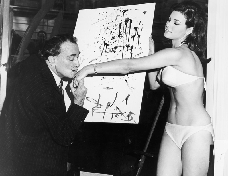 Salvador Dali et Raquel Welch | Getty Images Photo by Hulton Archive