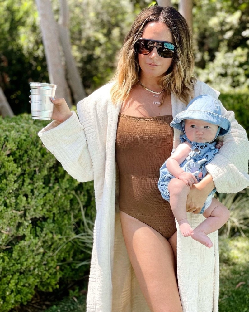 Ashley Tisdale es una mamá multitarea | Instagram/@ashleytisdale