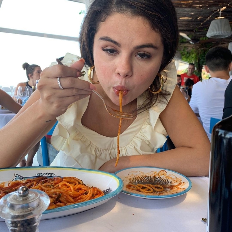 Selena Gomez demuestra que comer pasta no es bonito | Instagram/@selenagomez