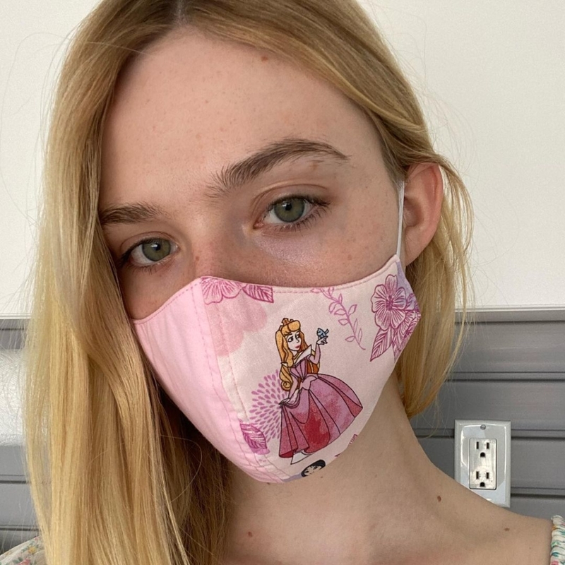Elle Fanning usa la mascarilla al máximo | Instagram/@ellefanning