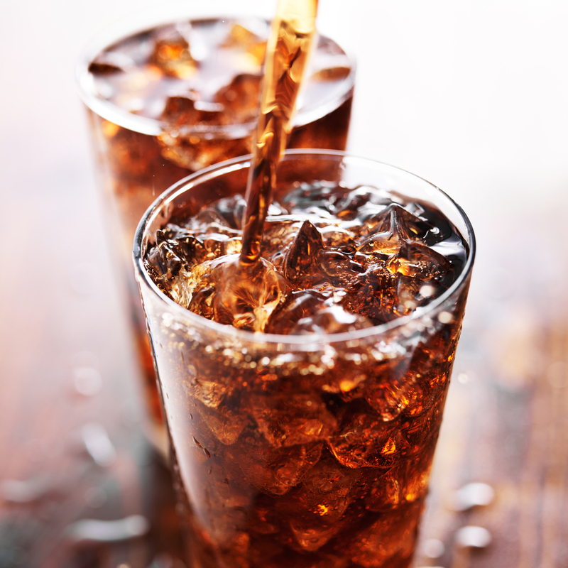 Sie verlangen nach kalten Getränken | Shutterstock Photo by Joshua Resnick