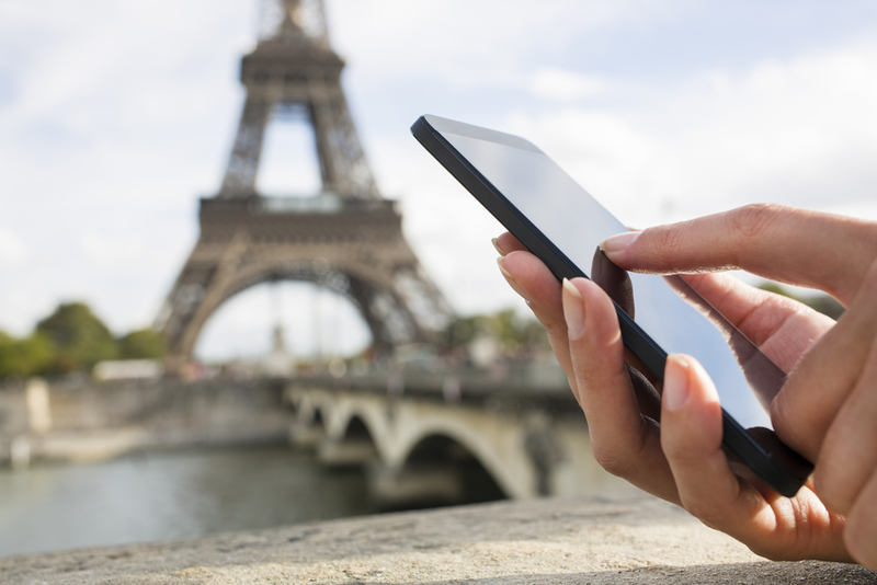 Sie verbringen mehr Zeit mit ihrem Telefon als mit ihrem Reisebegleiter | Shutterstock Photo by LDprod