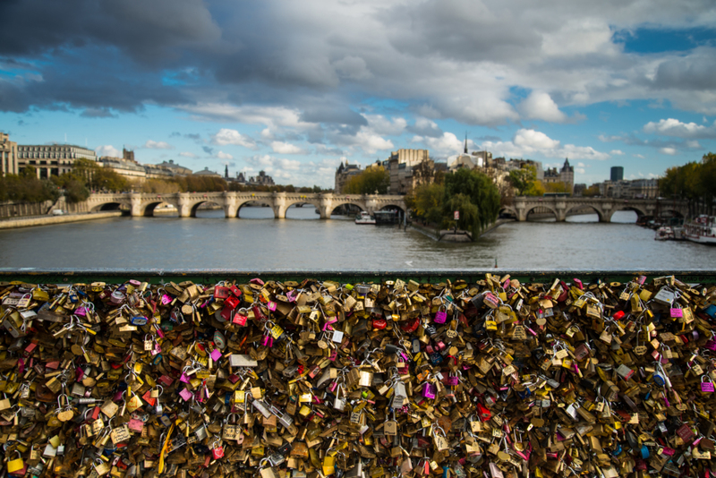Sie lassen Schlösser auf den Brücken der Seine | Shutterstock Photo by marcin jucha