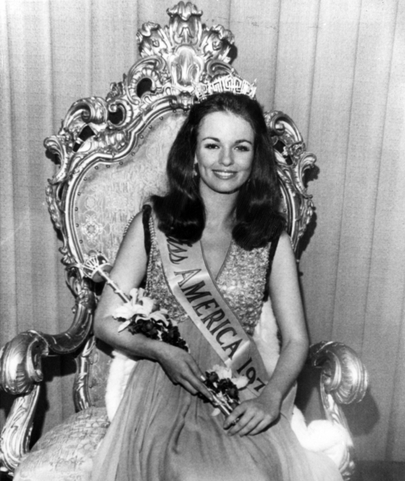 There She is… ‘Miss America’ Phyllis George of Denton, Texas Receiving Her Crown From Her Predecessor, Miss America 1970 – 1971 | Alamy Stock Photo