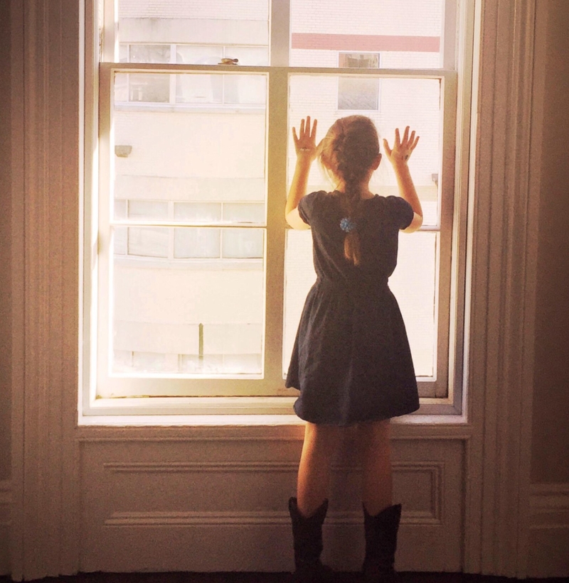 La misteriosa chica en la ventana | Alamy Stock Photo