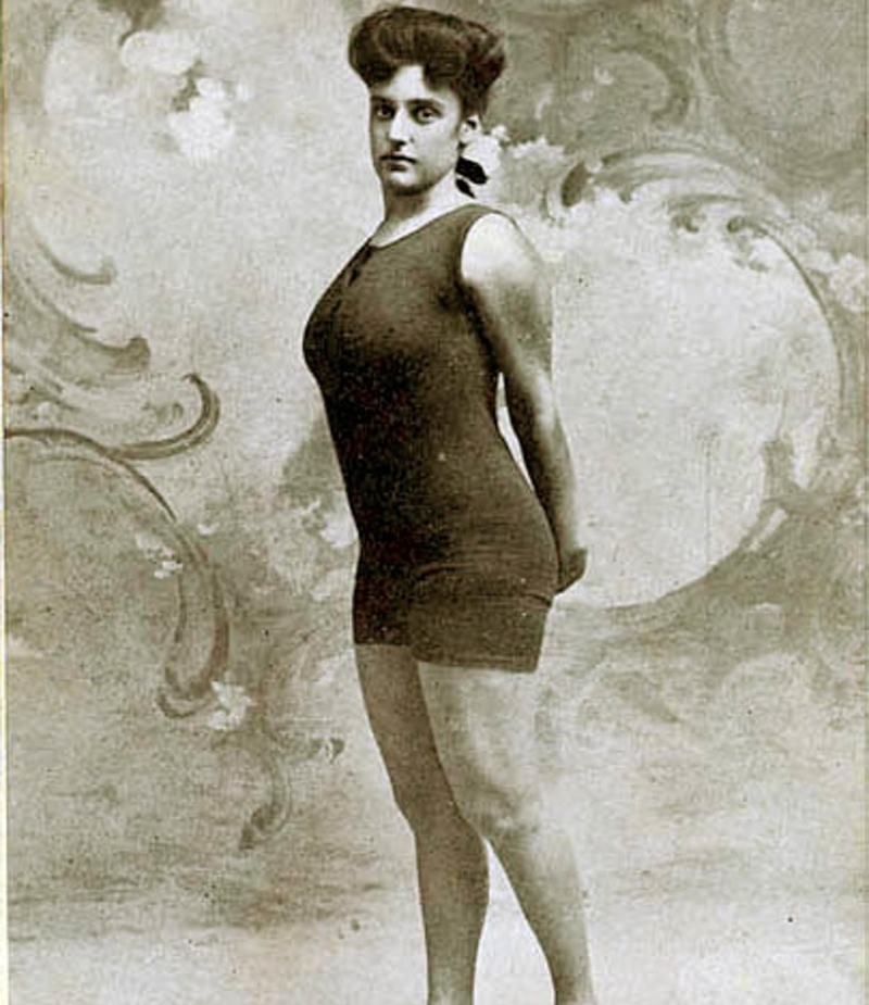 Annette Kellerman and Her Fitted One-piece Bathing Suit, 1907 | Alamy Stock Photo by Historic Collection