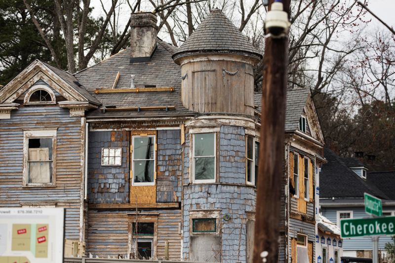 Ein renovierungsbedürftiges Haus | Alamy Stock Photo