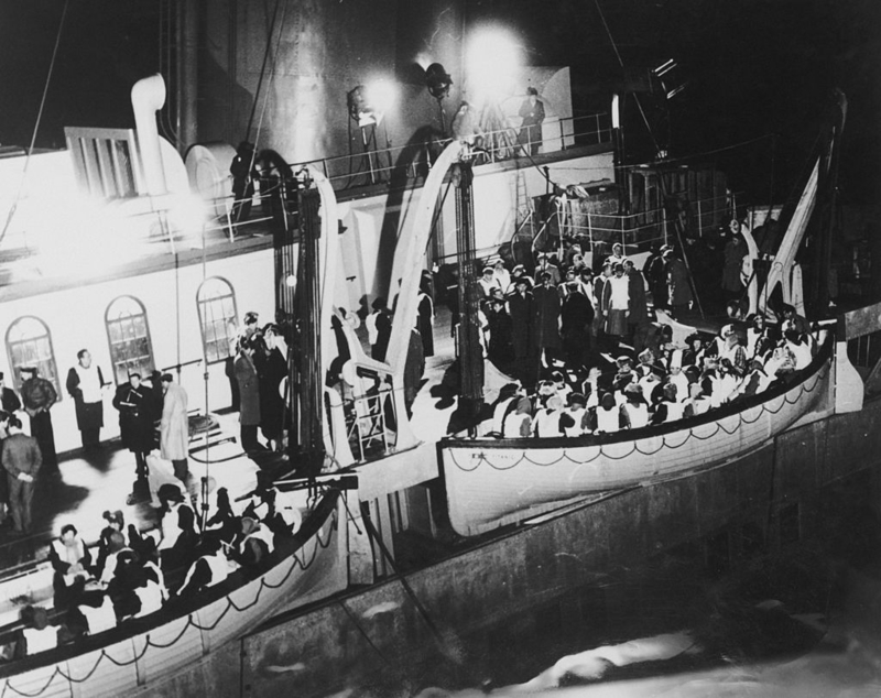 Homens Disfarçados De Mulheres Para Embarcar Em Um Bote Salva-Vidas | Getty Images Photo by John Pratt/Keystone Features/Hulton Archive