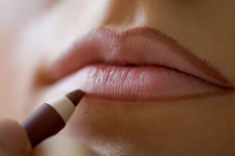 Sí a delinear los labios con un perfilador | Alamy Stock Photo by Zoonar/Zastavkin