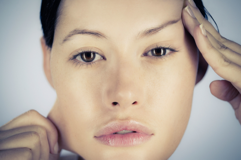 NO tires de la piel mientras te maquillas | Alamy Stock Photo by Mode/ MW