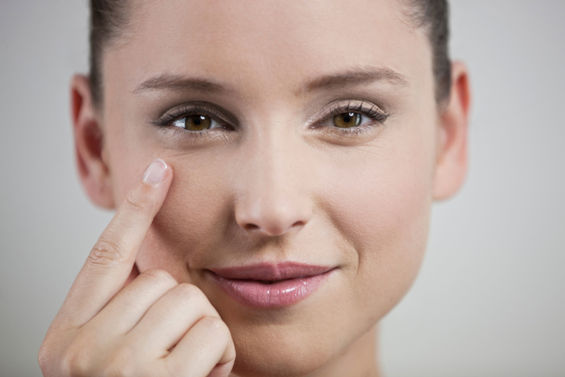 Sí se debe aplicar el maquillaje con suavidad | Alamy Stock Photo by Mode Images/Kim Jackson
