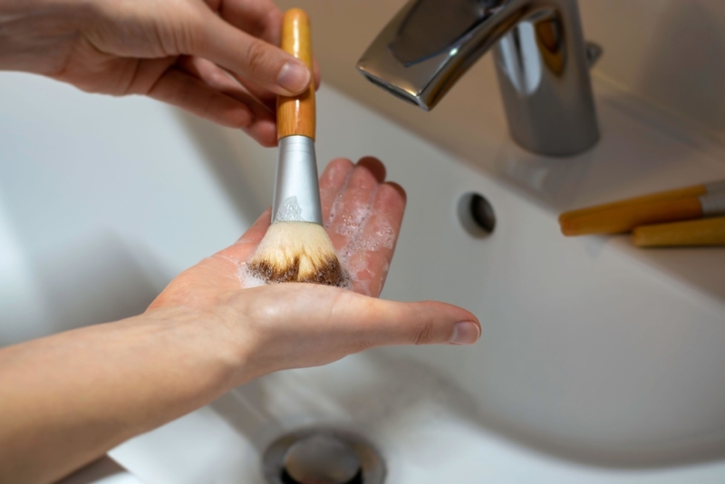 Sí se deben lavar las brochas de maquillaje con frecuencia | Alamy Stock Photo by Evelien DOosje 