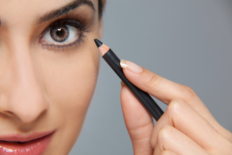 NO hagas esto con el eyeliner | Getty Images Photo by Image Source