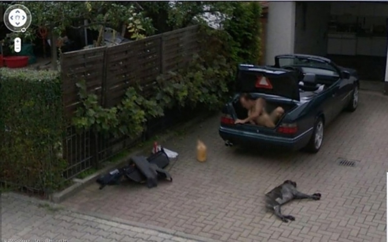 Un hombre desnudo en el baúl de un auto y un perro indiferente | Imgur.com/iIc3APK via Google Street View