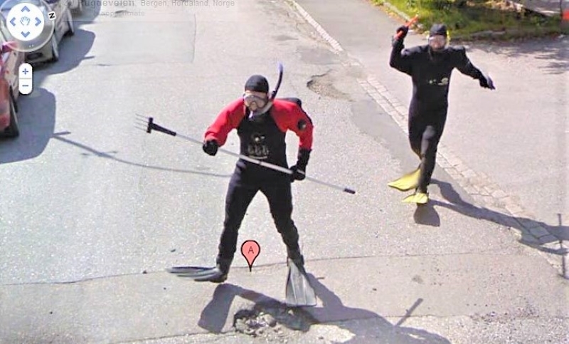 Pelea callejera con trajes de buceo | Imgur.com/tfb3rcf via Google Street View