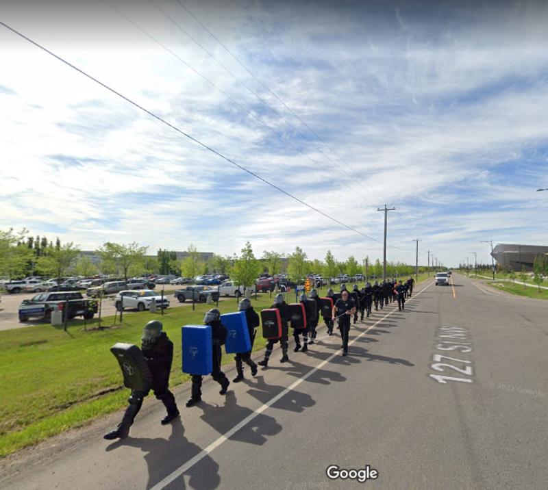 Saliendo a dar un paseo | Reddit.com/mylesx_ via Google Street View