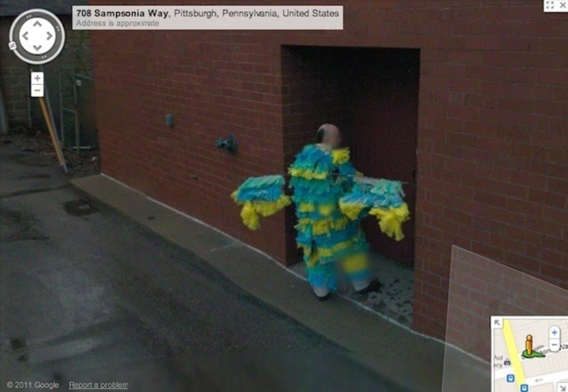 ¿Un gran pájaro psicodélico? | Imgur.com/1ggSoYk via Google Street View