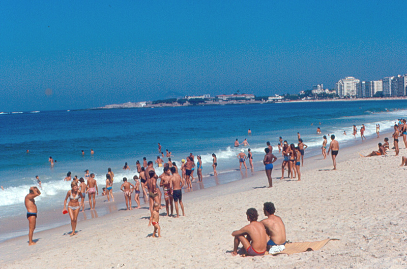 Playa de Copacabana, Brasil | Flickr Photo by Roger W (Roger Wollstadt)