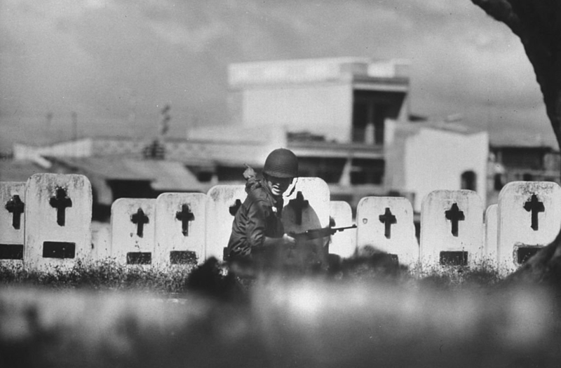 Un soldado encuentra el escondite del Viet Cong | Getty Images Photo by John Olson