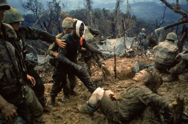 Camaradería en medio del caos | Getty Images Photo by Larry Burrows/The LIFE Picture Collection