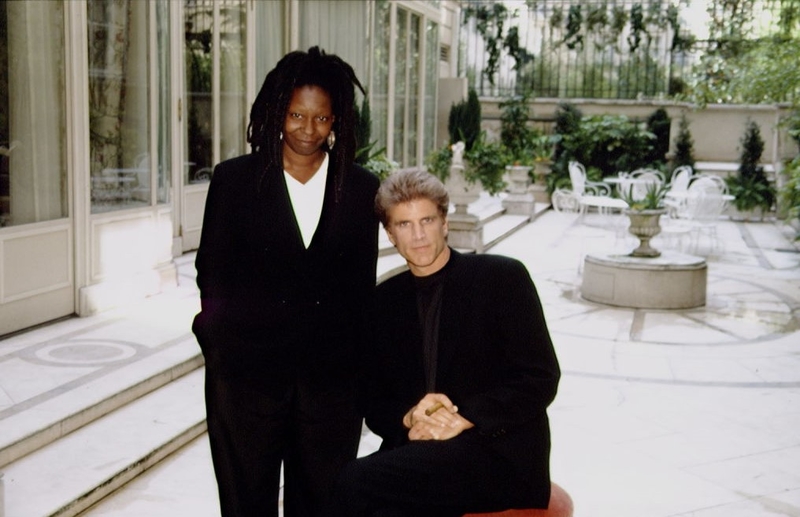 Ted Danson e Whoopi Goldberg | Getty Images Photo by Eric Robert/Sygma